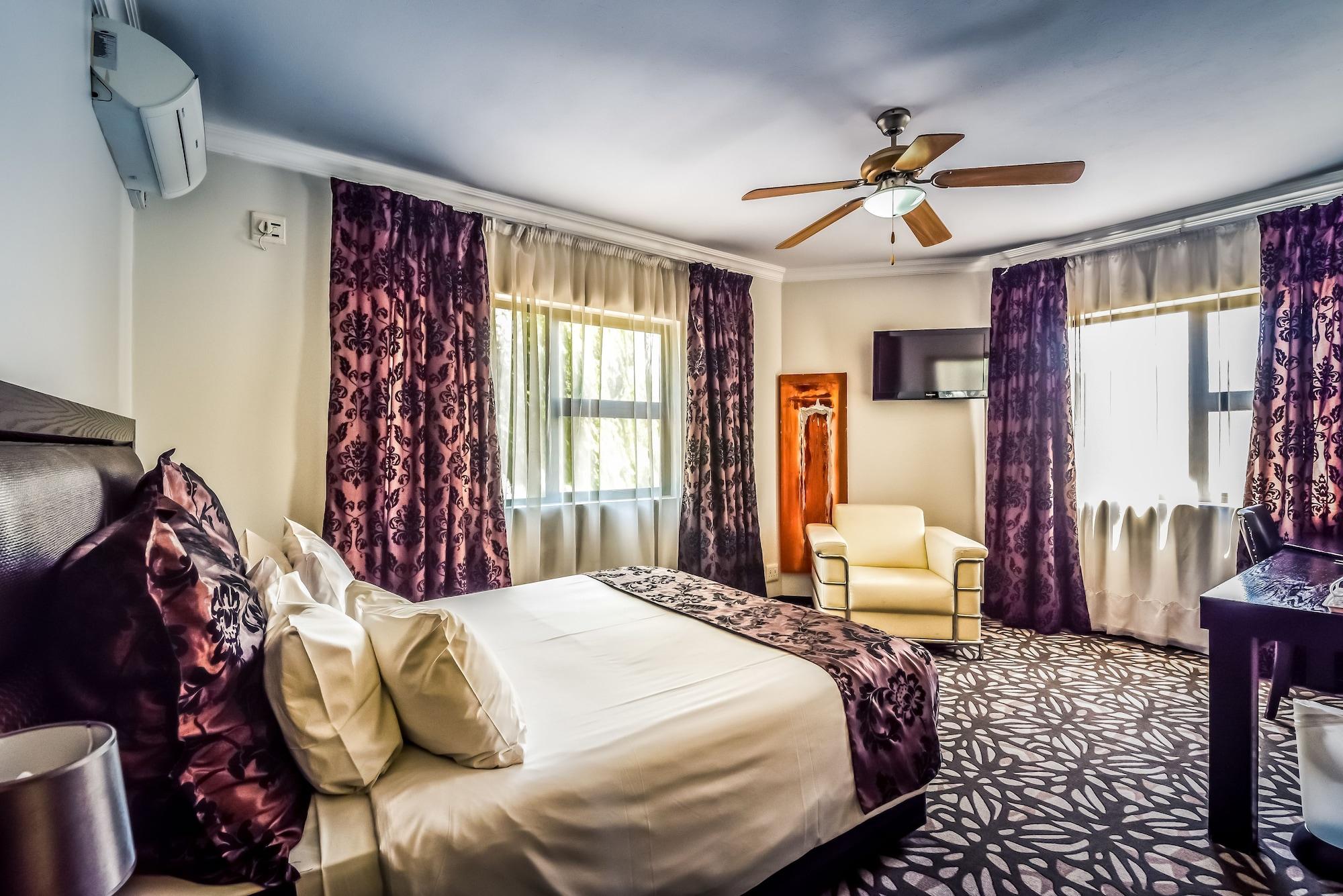 The Lakes Hotel & Conference Centre Беноні Екстер'єр фото