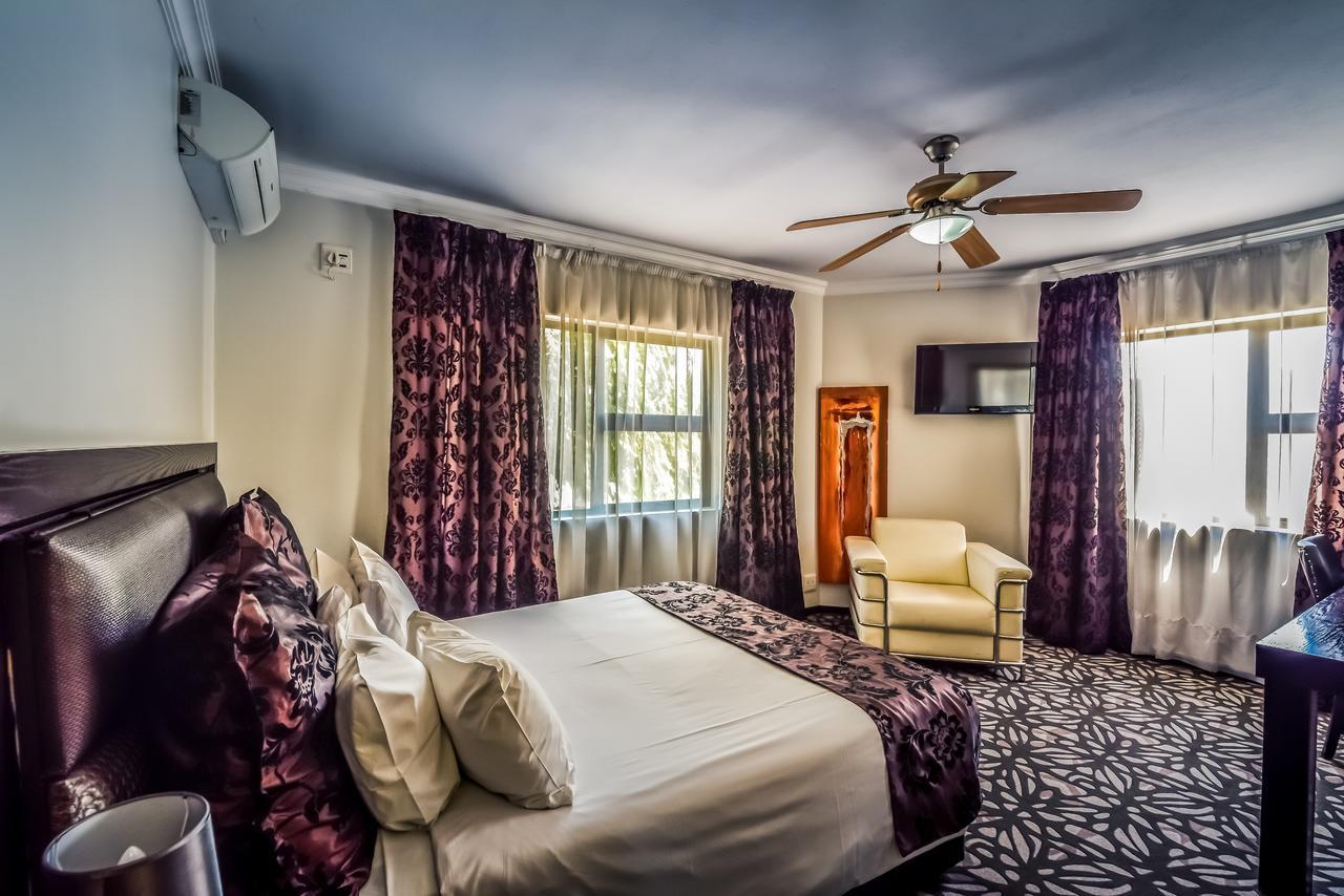 The Lakes Hotel & Conference Centre Беноні Екстер'єр фото