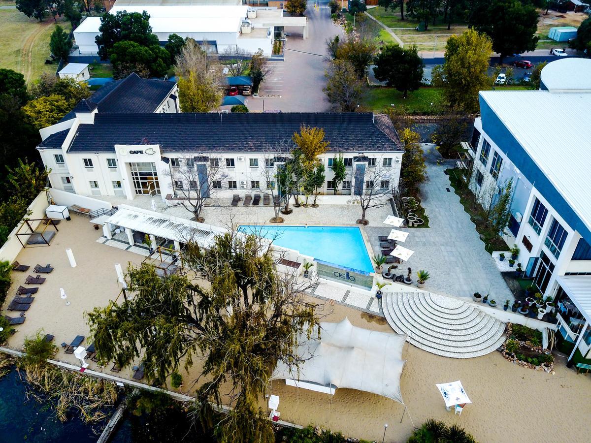 The Lakes Hotel & Conference Centre Беноні Екстер'єр фото