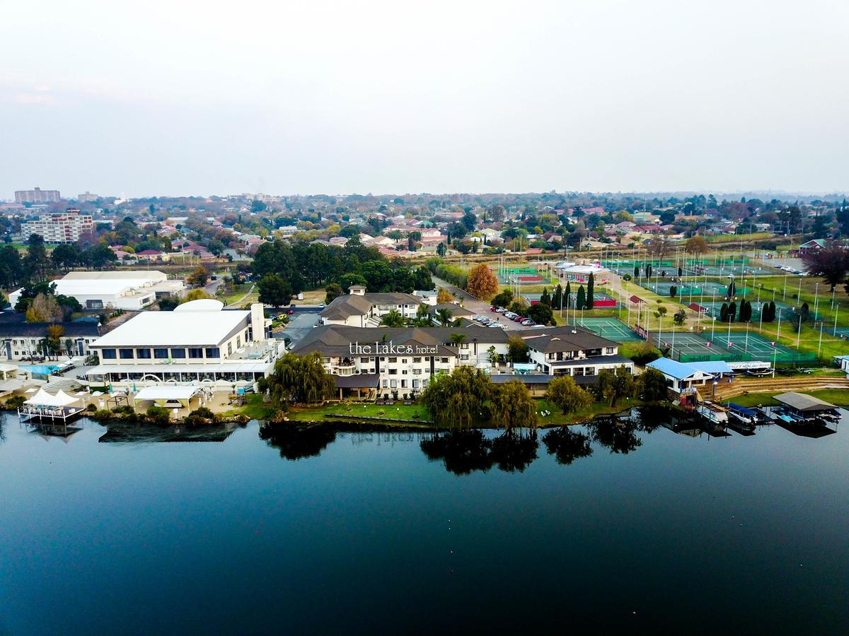 The Lakes Hotel & Conference Centre Беноні Екстер'єр фото
