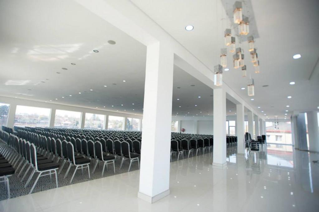 The Lakes Hotel & Conference Centre Беноні Екстер'єр фото